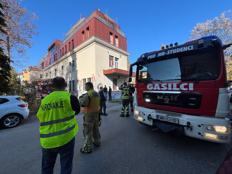 Glavna fotografija članka:(FOTO) Požar v hostlu Pekarna: Posredujejo gasilci, kaj se dogaja?