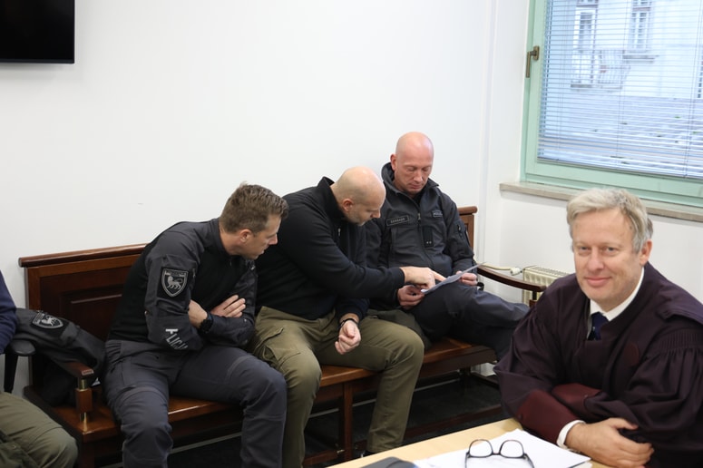 Policisti Rok Jerman, Gregor Sukovič in Vojko Mlakar so sedli na zatožno klop zaradi očitka, da naj bi bili med varovanjem protesta storili kaznivo dejanje nevestnega dela v službi. 