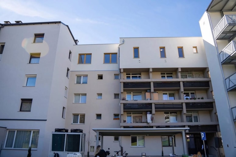 Slovenski demonstracijski primer predstavlja večstanovanjsko stavbo na lokaciji Ob Suhi 19 na Ravnah na Koroškem.