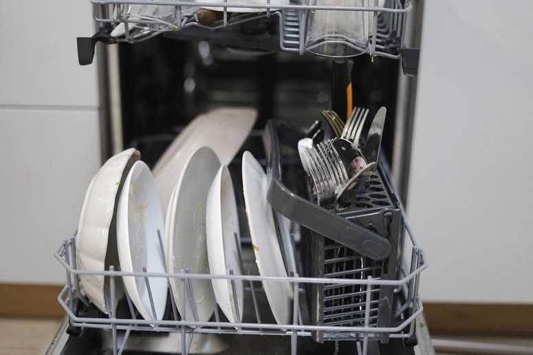 Glavna fotografija članka:Se borite z neprijetnim vonjem iz pomivalnega stroja? Poskusite s preprostim in poceni trikom