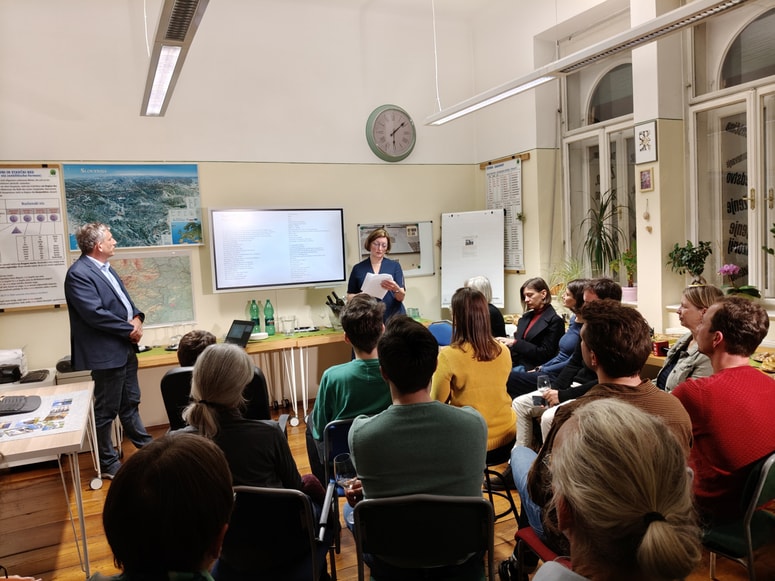 Nabito polna učilnica jezikovnega instituta oziroma šole Slowenisch in Graz ob praznovanju desete obletnice 