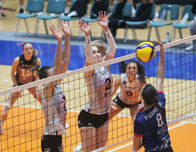 Iza Mlakar, levo, in Klara Milošič skušata zaustaviti napad Anja Puckmeister. 