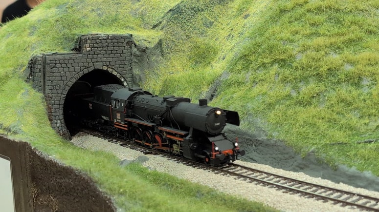 Glavna fotografija članka:(FOTO in VIDEO) Nad modeli vlakovnih kompozicij navdušeni tako stari kot mladi