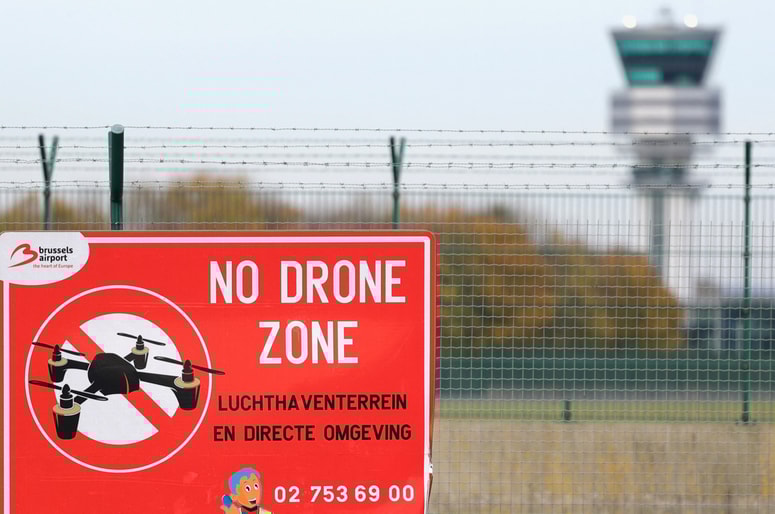 Bruseljsko letališče Zaventem so v četrtek zvečer začasno zaprli, potem ko so v bližini opazili drone.