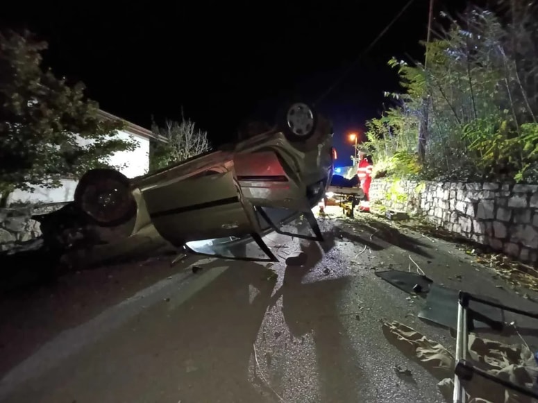 Starejši voznik se je v Šmarjah z avtom prevrnil na streho, že prej pa je med prehitevanjem trčil v avto 40-letne voznice.