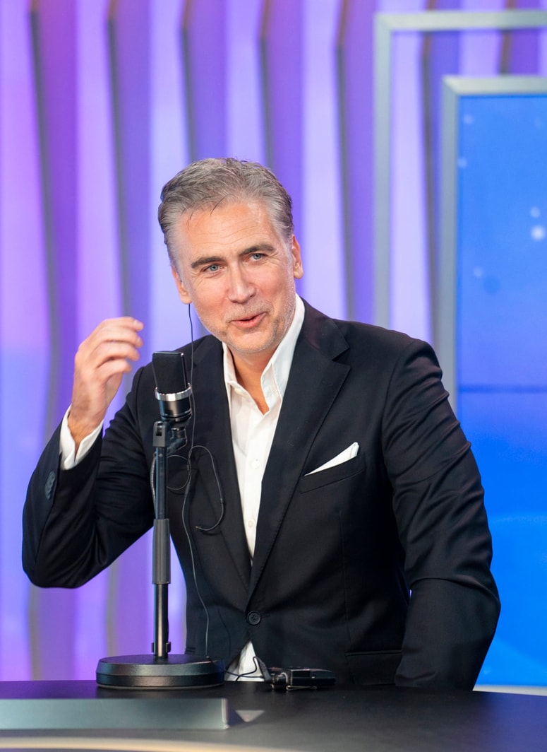 Jan Plestenjak se je v sproščenem pogovoru spomnil "travme" iz šolskih let. 