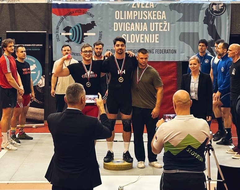 Peter Dobnik (v sredini) z lanskega DP, ko je trtejič zapored osvojil naslov državnega prvaka, prvič v kategoriji do 94 kg. To mu je letos uspelo drugič. 