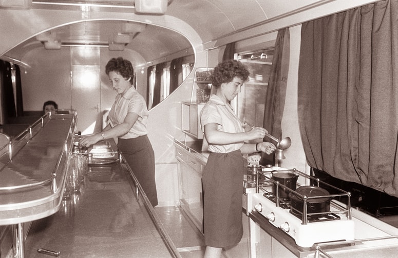 7. julija 1961 ob 5.55: Pospešeni kombinirani potniški vlak na progi Maribor-Celje-Ljubljana-Postojna-Piran je pripravljen za odhod. Potniki, prosim, vstopite!
