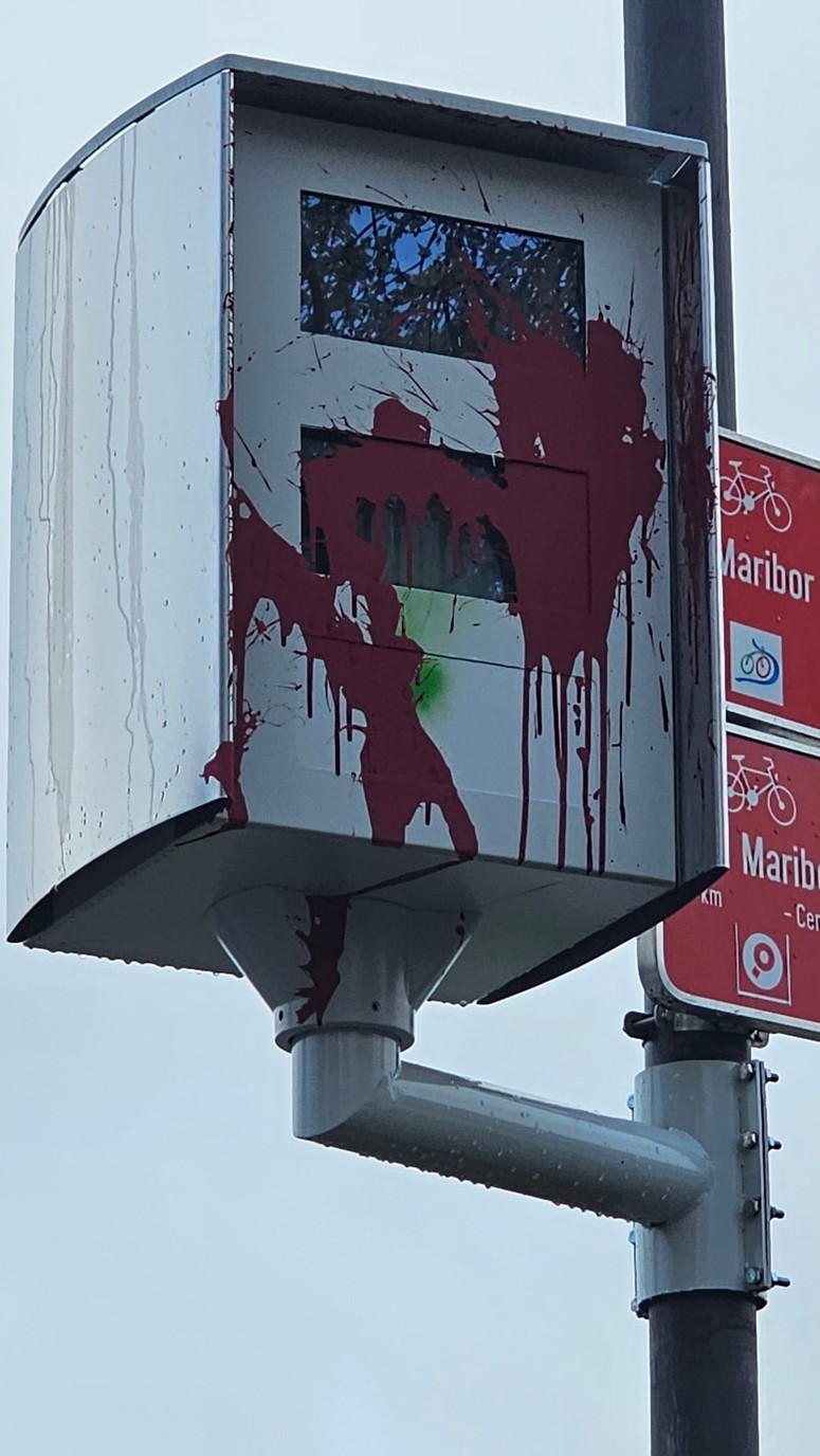 V zadnjem incidentu so neznanci radar na Čufarjevi cesti poškropili z rdečo barvo. 