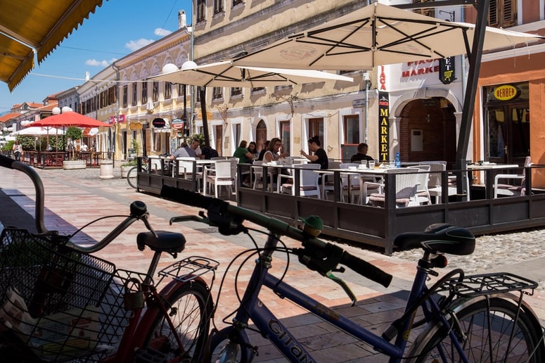 Bar v mestu Skadar. Fotografija je simbolična.