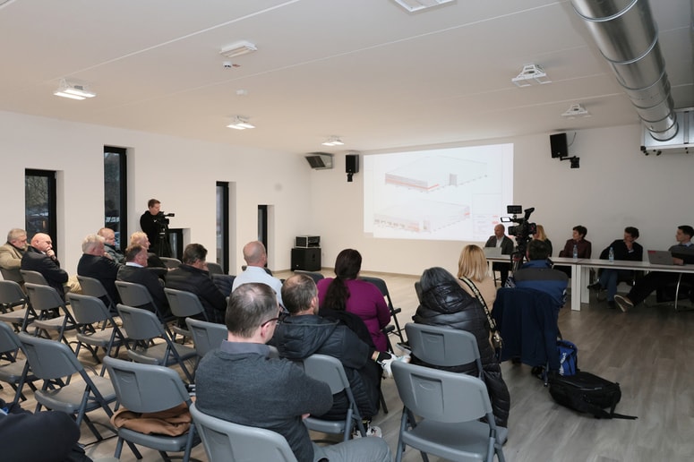 Projekt med krajani sproža tudi številna vprašanja o vplivu na okolje in promet. 