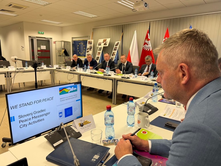 Skupščina združenja mest glasnikov miru na Poljskem. Generalni sekretar in župan mestne občine Slovenj Gradec Tilen Klugler 