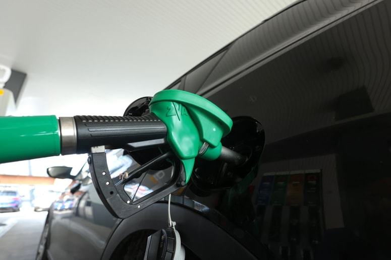 Glavna fotografija članka:Vlada namerava podaljšati regulacijo cen naftnih derivatov. Kaj to pomeni za cene na črpalkah ob avtocestah?