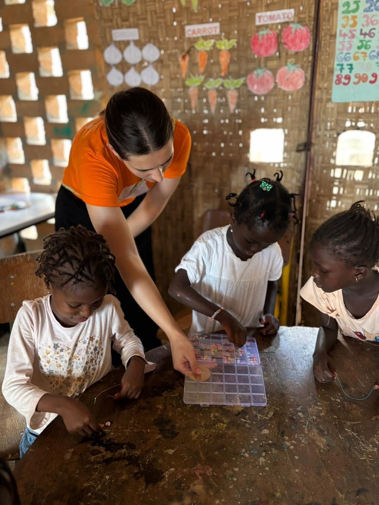 Prostovoljke so nekaj časa preživele tudi v sirotišnici, kjer so otroci, ki so izgubili starše ali pa jim jih odvzeli zaradi odvisnosti od drog.