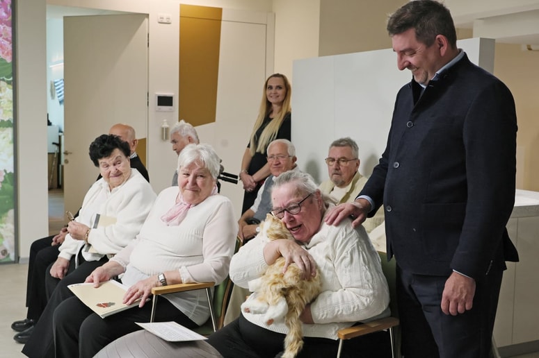 Dr. Musar je z zanimanjem opazoval, kako stanovalci reagirajo na robotsko mačko, ki se premika, mijavka in se odziva na dotik. 