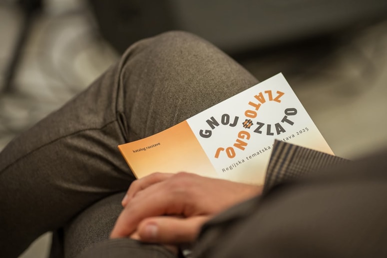 Na regijski tematski razstav Gnoj je zlato je razstavljenih 30 del likovnikov iz koroške in celjske regije 