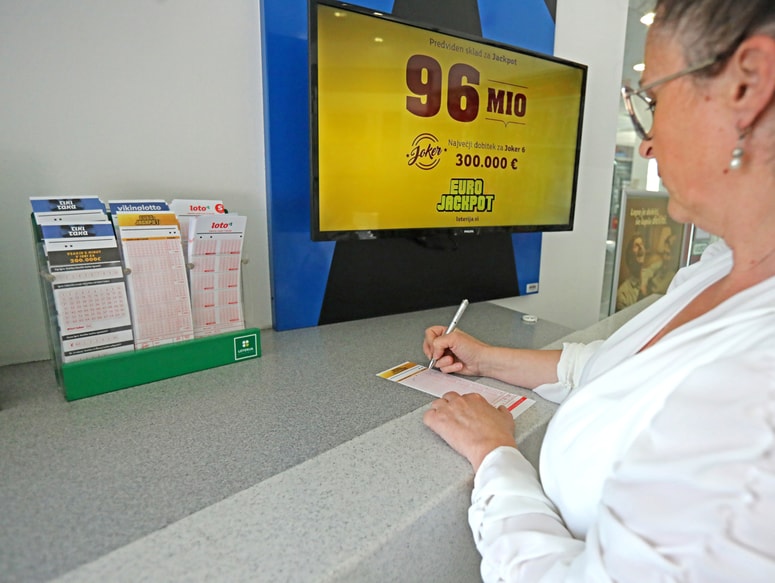 Glavna fotografija članka:Dobitek srečnežu, denar avtomatsko tudi njegovi občini: Zakaj ne za ceste, vrtce, šole po izboru dobitnika?