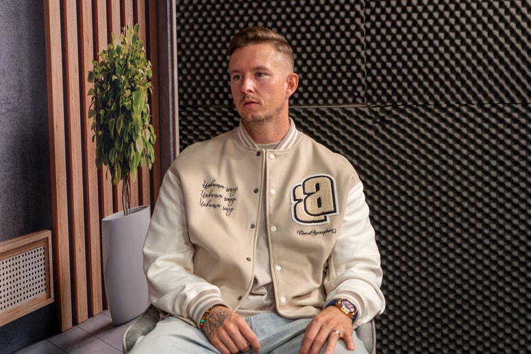 "Kupil sem več kot petdeset parov nogavic, jih razrezal in iskal razlike. Zakaj se nekje drgne, zakaj drugje diha, zakaj nastanejo žulji," razlaga Tadej Glavač.
