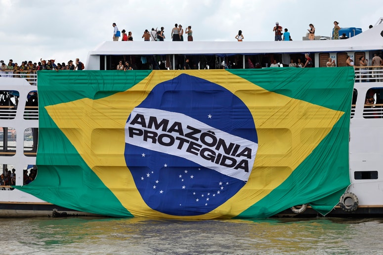 Glavna fotografija članka:(REKLI SO) Nataša Kramberger: Šefi igrajo vojno, planet pa izginja