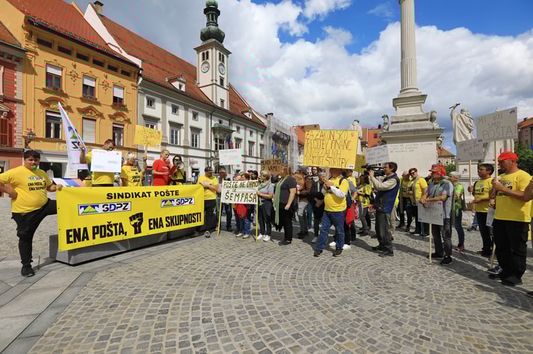 Tako so sindikati lani maja na Rotovškem trgu opozarjali tudi na krčenje mreže poštnih poslovalnic.  