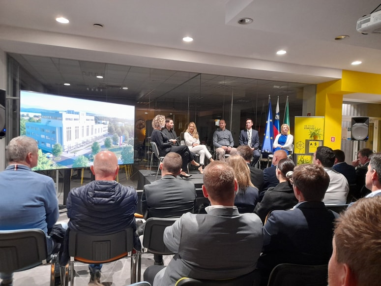 Pomen gradnje infrastrukture za start-upe so gospodarstvenikom predstavili na okrogli mizi, na kateri so med drugim sodelovali velenjski znani start-upovci, kot so Aleš Nastran, Maja Ferme in Mitja Osek. 