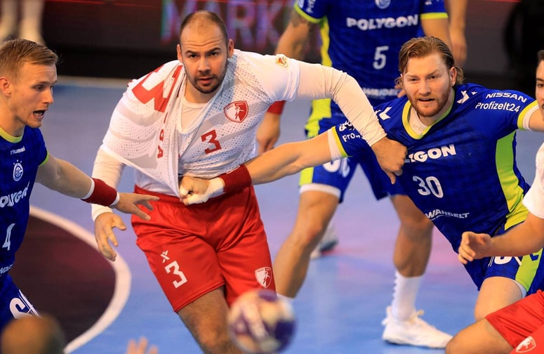 Radomir Stojanović (v belem dresu)