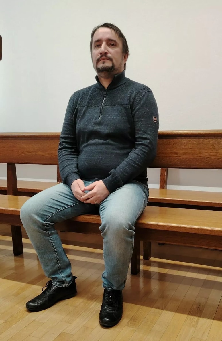 Teodor Goznikar je krivdo priznal, tako da mu ni bilo treba razlagati o tem, zakaj je grožnje poslal članom vlade, ki ji je bil naklonjen. Grozilno pismo je poslal tudi svojemu prijatelju in predsedniku stranke SNS, katere član je bil. 