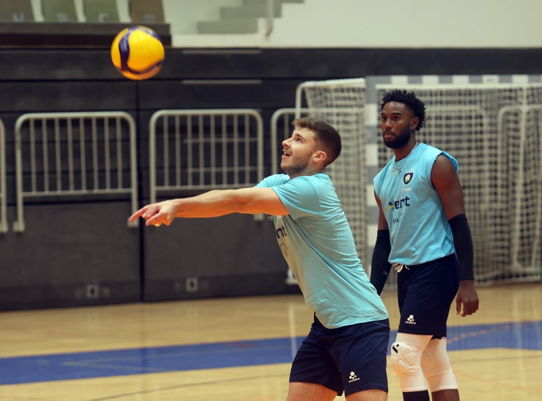 Po včerajšnjem napornem potovanju iz Črne gore so mariborski odbojkarji pred tekmo s soboškimi opravili kar dva treninga. 