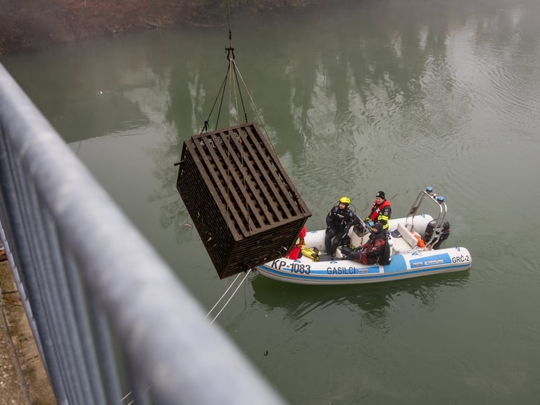 Pri dvigu zabojnika s steklenicami so pomagali potapljači in gasilci PGD Ormož. 