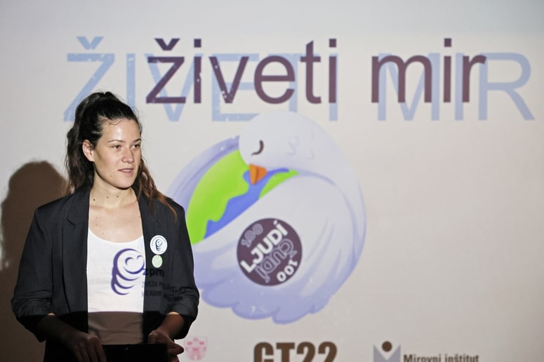 Glavna fotografija članka:Mladi za mir: Rekorden odziv na natečaju 100 ljudi, 100 čudi. Kdo je napisal zmagovalni slogan? In kdo naredil plakat?