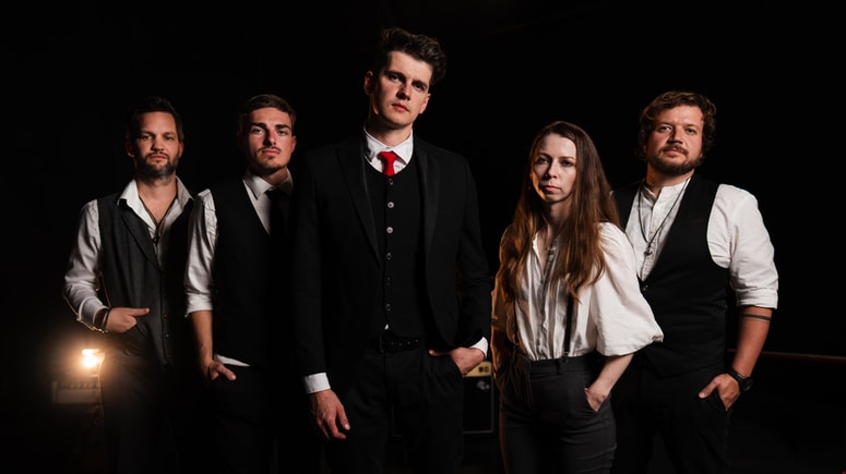 Skupina Šesti napoveduje prvi album 