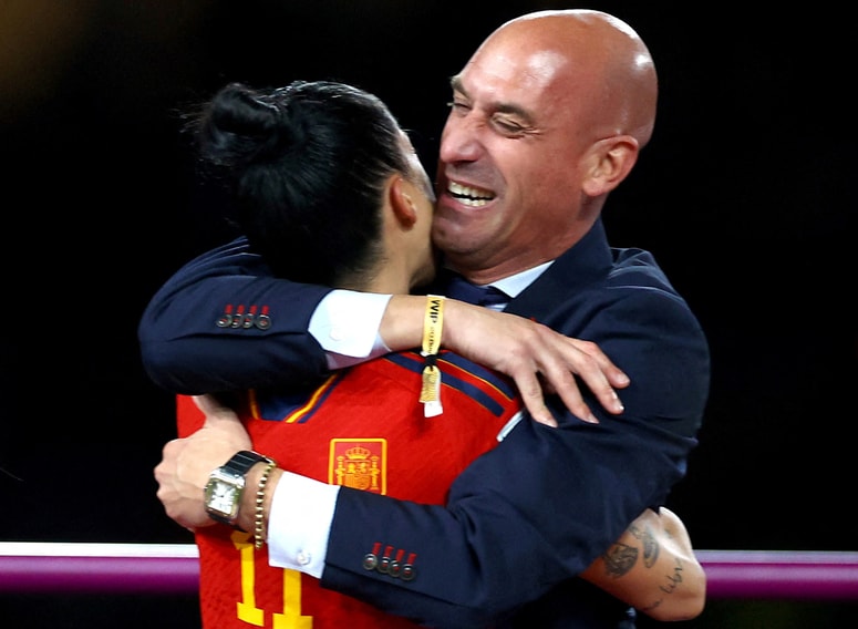 Glavna fotografija članka:(VIDEO) Funkcionarja, ki je brez privoljenja poljubil nogometašico, napadel stric