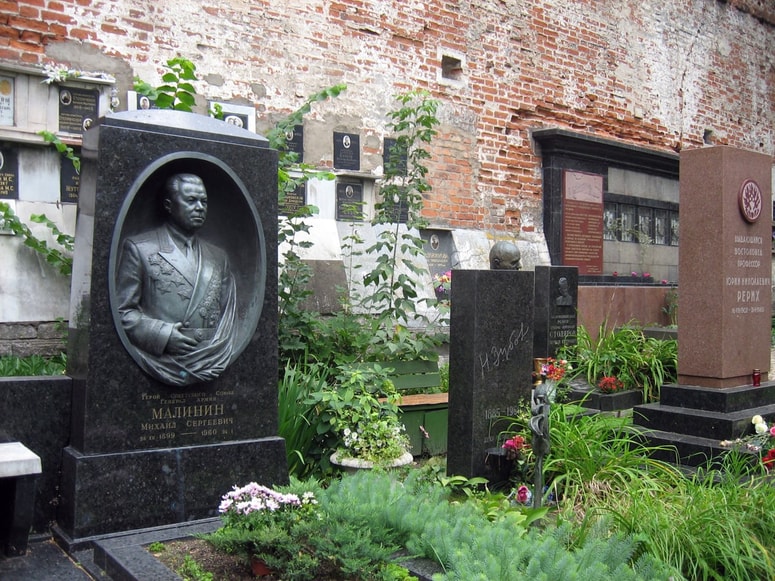 Napad naj bi izvedli na moskovskem pokopališču. Fotografija je simbolična.