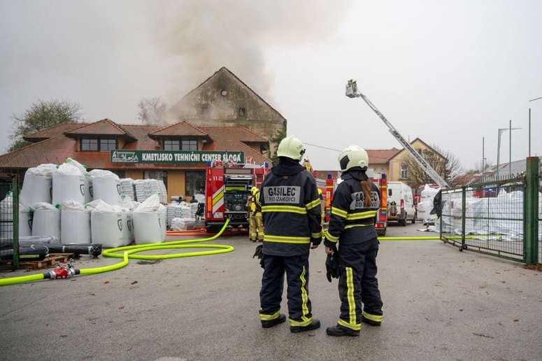 Glavna fotografija članka:(FOTO in VIDEO) Zagorel stari mlin v Beltincih, nato se je požar razširil na trgovino s kemikalijami