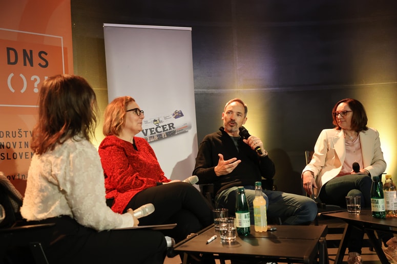 Novinarski festival Naprej/Forward so odprli trije zdravniki iz UKC Maribor: dr. Alenka Strdin Košir, dr. Franjo Husam Naji in dr. Maja Pakiž. 