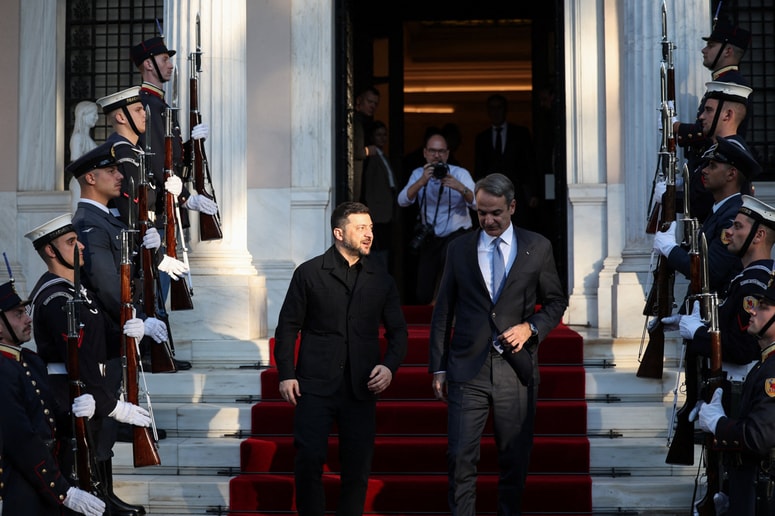 Grški premier Micotakis in ukrajinski predsednik Zelenski danes v Atenah.