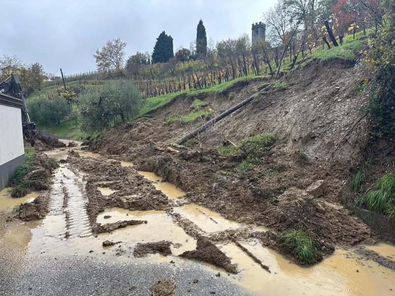 Glavna fotografija članka:Ujma razdejala Goriška Brda: Plazovi odrezali vasi, civilna zaščita dosegla tudi prebivalce v Kožbanjskem kotu