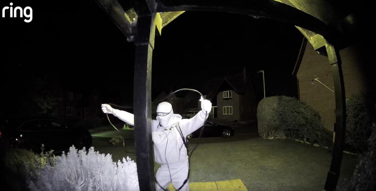 Posnetek tatov vozila v Veliki Britaniji. Pri tako imenovani relejni kraji sodelujeta najmanj dva storilca.