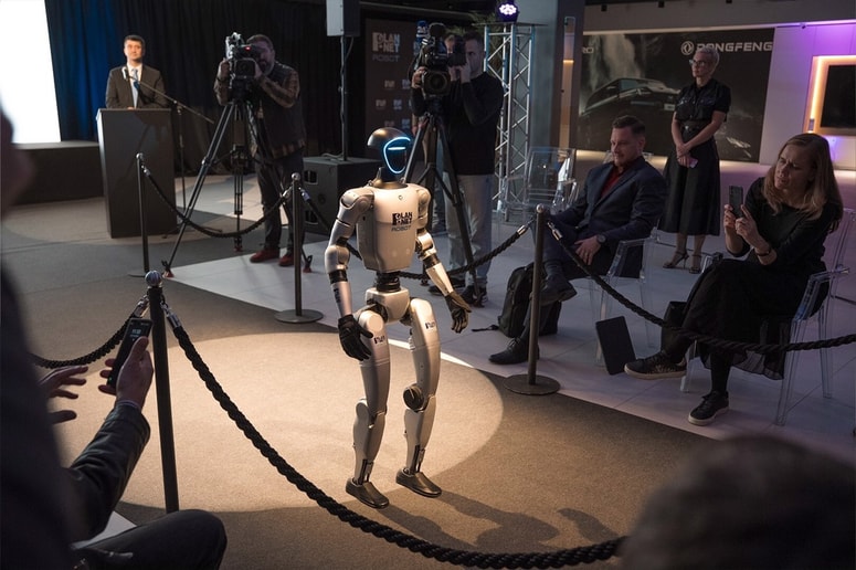 Humanoidni roboti zaradi človeške oblike zmorejo delovati v okoljih, zasnovanih za ljudi - uporabljajo orodja, hodijo po stopnicah, komunicirajo ter sodelujejo z zaposlenimi.