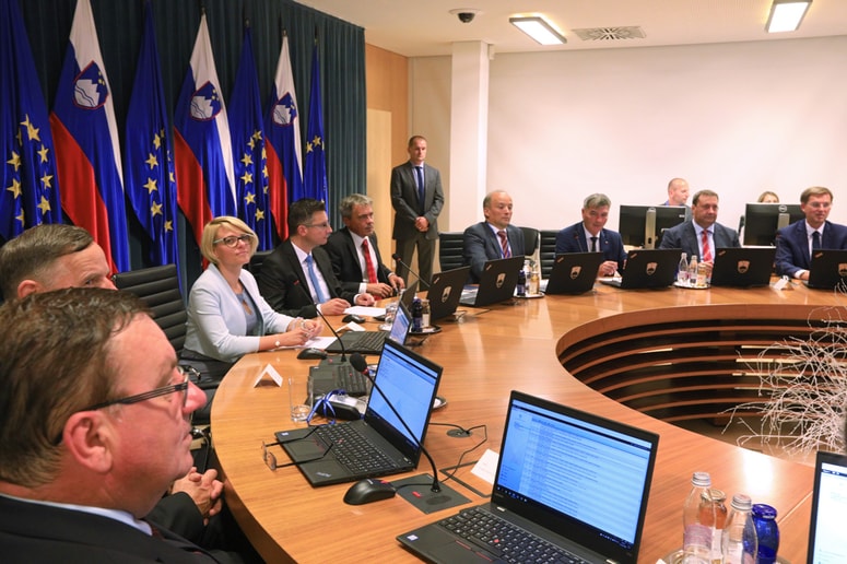 Glavna fotografija članka:Nekdanja ministrica in vidna članica SD izstopila iz stranke: Življenje je takšno, kakršno pač je