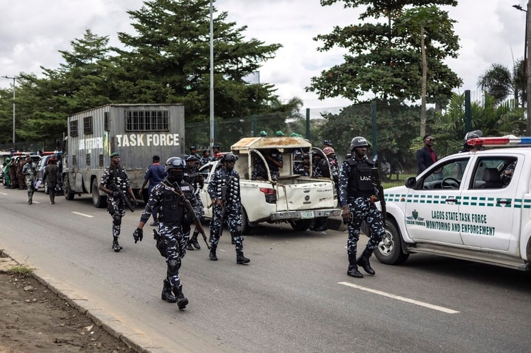 Glavna fotografija članka:Ugrabili so 25 dijakinj in ubili uslužbenca šole. Policija jena kraj napada prišla prepozno ...