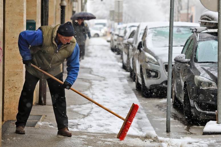 Glavna fotografija članka:Zvečer in ponoči se bo meja sneženja spuščala. Kje bo snežilo do nižin?