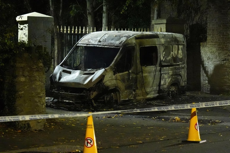 Storilci so kombi izpraznili, nato pa ga zažgali. Fotografija je simbolična.