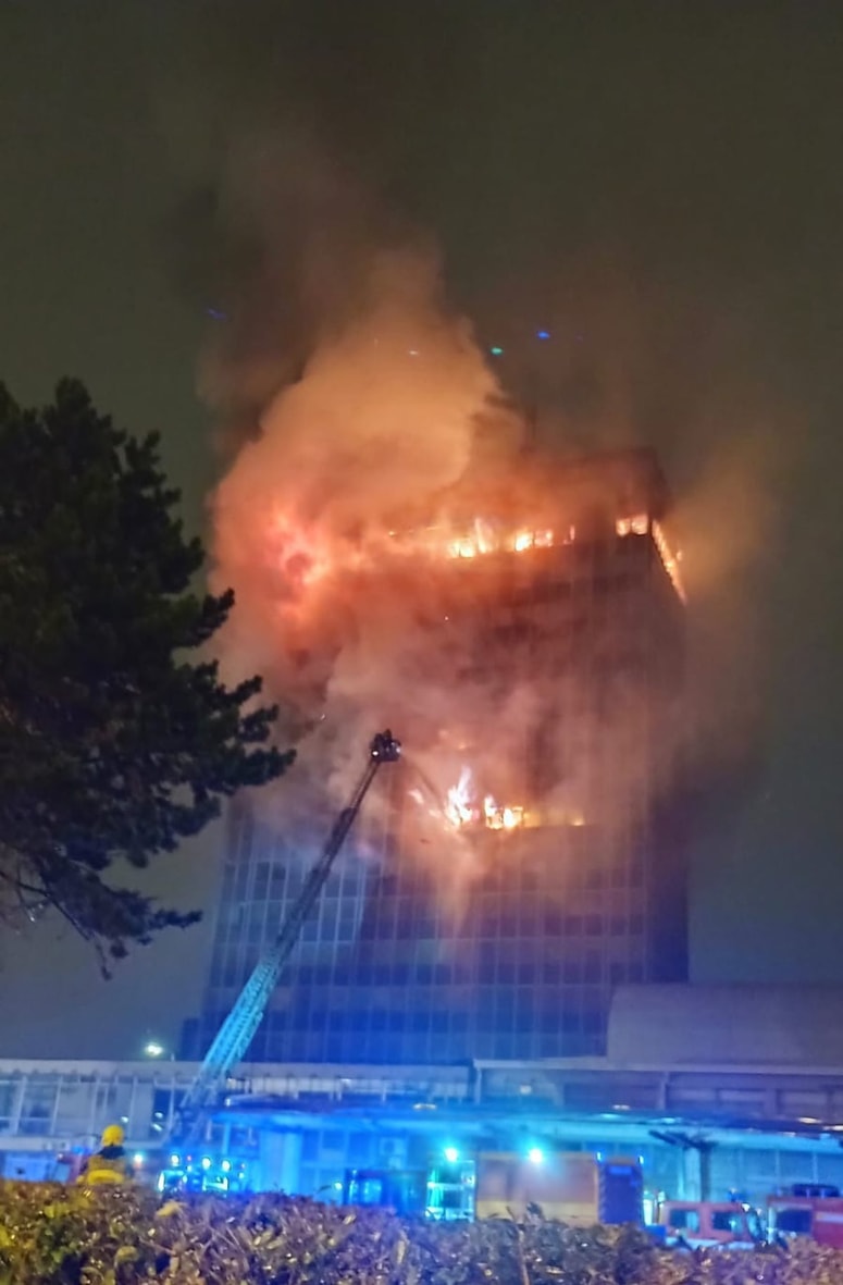 Požar v nebotičniku Vjesnika v Zagrebu. Gasilci so se v izjemno zahtevnih razmerah z ognjem borili kar 17 ur. Gasilo je 93 gasilcev s 30 vozili. 