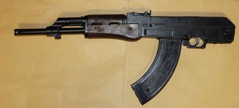 Pri 22-letniku zasežena puška