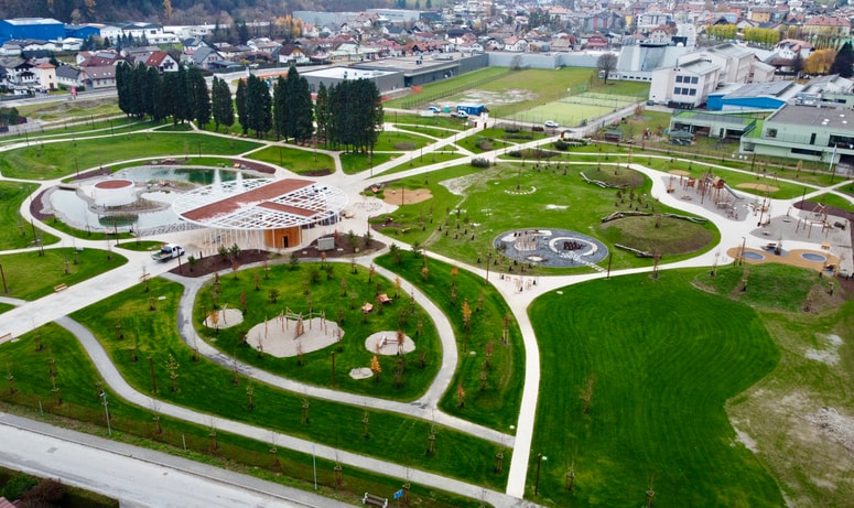 Park je s svojimi 35.800 kvadratnimi metri lepo zaokrožil območje med osnovno šolo, vrtcem in domom starejših na Fari.