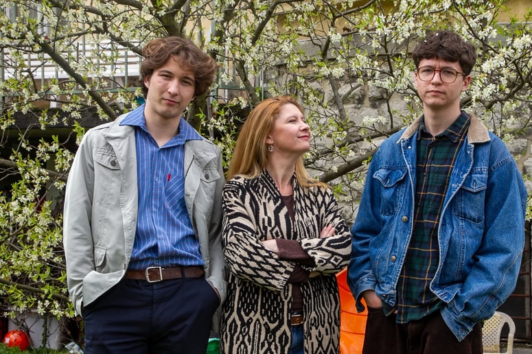 Filip Žunić z mamo Vesno Pernarčič in bratom Lovrom.  