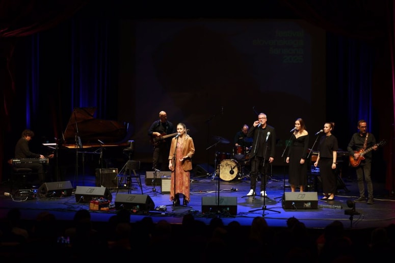 Skupina Uglašeni na Festivalu slovenskega šansona. A skladba ni ustrezala razpisnim pogojem. 