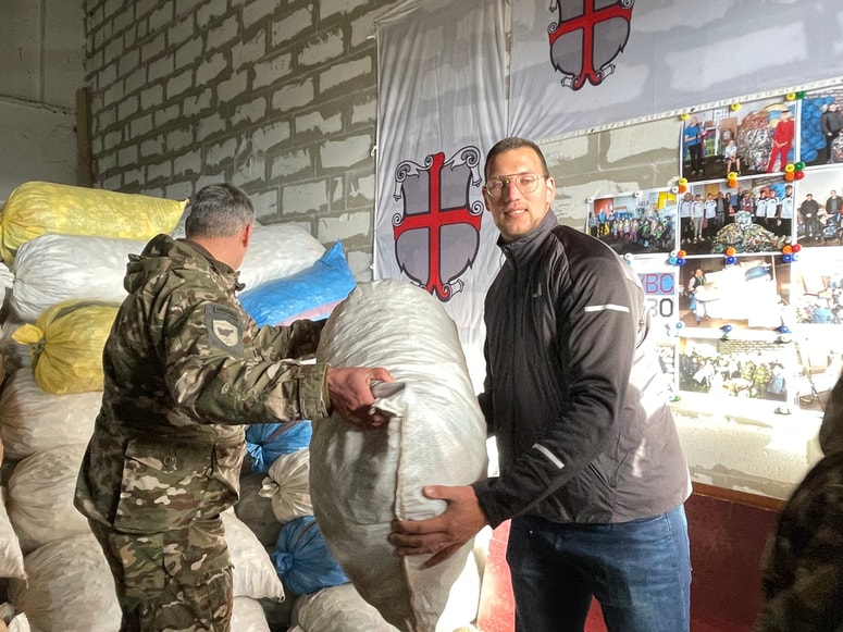 Vreče z zamaški je tokrat na tovornjak pomagal zložiti šampijon Kristjan Čeh. 