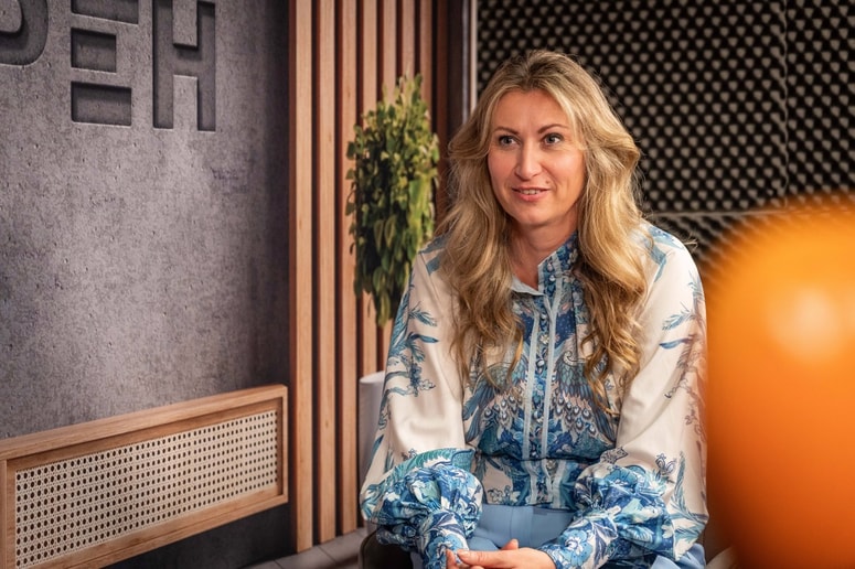 "Po letih digitalne poplave se ljudje vračajo k profesionalni fotografiji," pravi Natalija Jelušič Babić. 